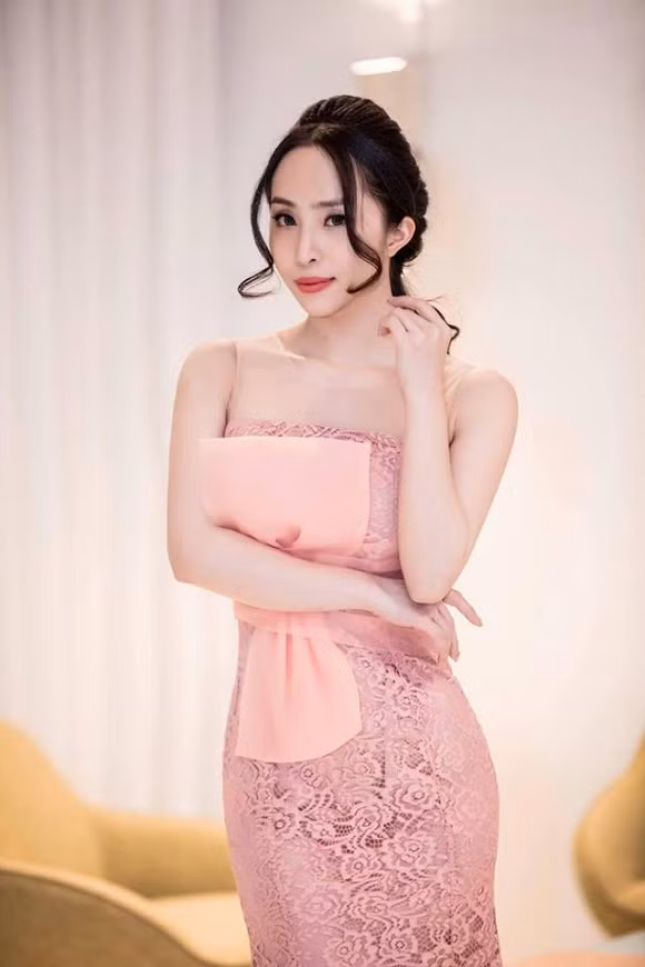 Ngưỡng mộ gu thời trang tinh tế của nhóm bạn thân Vân Hugo, Lã Thanh Huyền ảnh 24 Empty