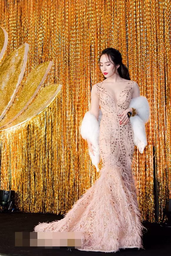 Ngưỡng mộ gu thời trang tinh tế của nhóm bạn thân Vân Hugo, Lã Thanh Huyền ảnh 23 Empty