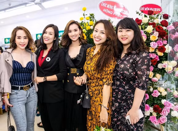 Ngưỡng mộ gu thời trang tinh tế của nhóm bạn thân Vân Hugo, Lã Thanh Huyền ảnh 15 Empty