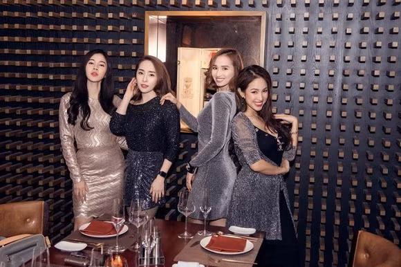 Ngưỡng mộ gu thời trang tinh tế của nhóm bạn thân Vân Hugo, Lã Thanh Huyền ảnh 9 Empty