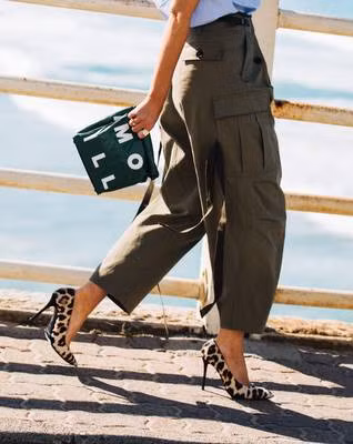 3 kiểu phục trang “xưa như trái đất” nhưng rất được lòng chị em công sở mùa hè ảnh 6 3 kiểu phục trang “xưa như trái đất” nhưng rất được lòng chị em công sở mùa hè ảnh 6