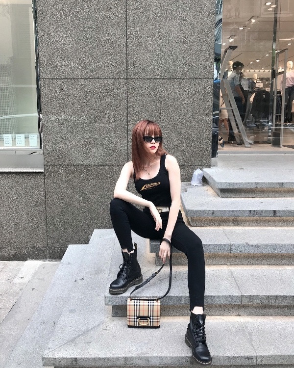 Bí quyết diện đồ tuyền đen cá tính lại không nhàm chán ảnh 4 Bí quyết diện đồ tuyền đen vừa cá tính, thời thượng lại không nhàm chán như sao Việt