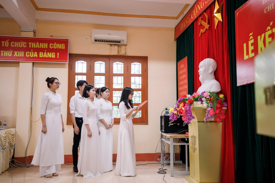 Đảng viên mới đọc lời tuyên thệ Đảng viên mới đọc lời tuyên thệ