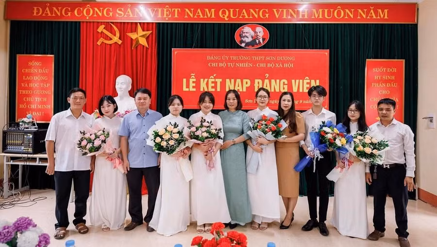 Lễ kết nạp Đảng viên cho học sinh ưu tú tại trường THPT Sơn Dương