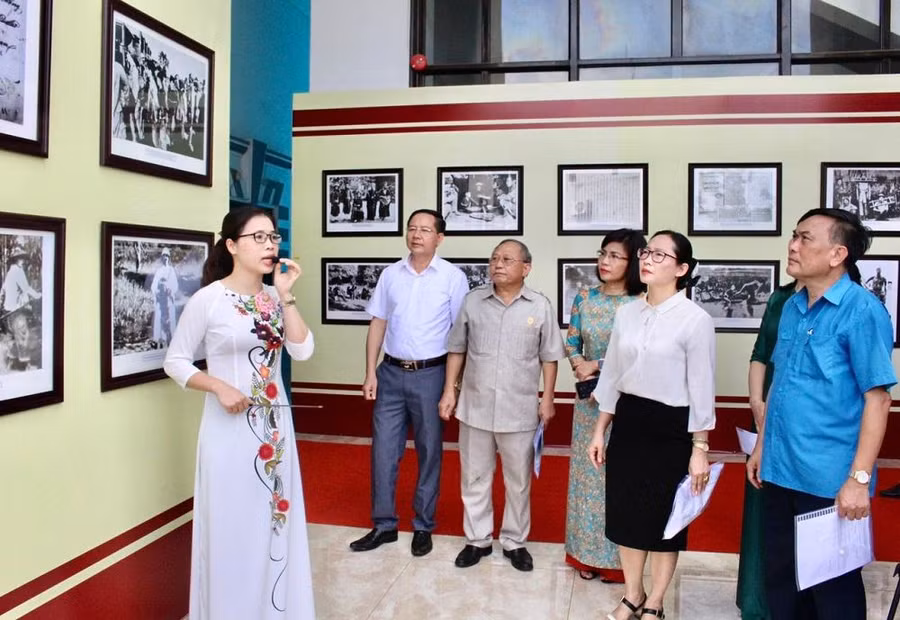 Đại biểu thăm quan triển lãm “105 năm Khởi nghĩa Thái Nguyên”
