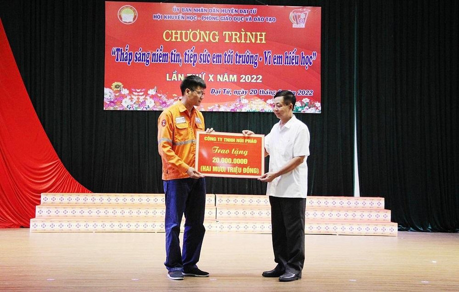 Công ty Núi Pháo trao tặng 20 triệu đồng cho 30 học sinh có hoàn cảnh đặc biệt khó khăn Công ty Núi Pháo trao tặng 20 triệu đồng cho 30 học sinh có hoàn cảnh đặc biệt khó khăn