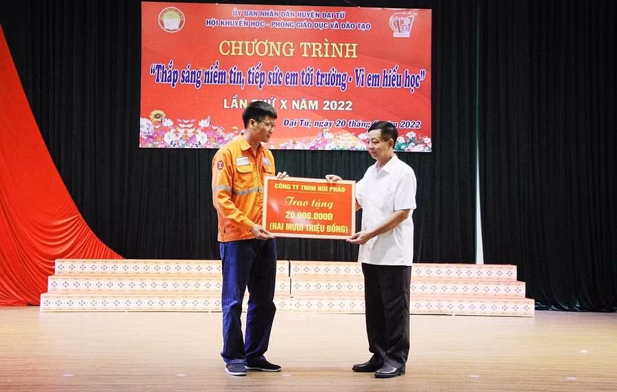 Công ty Núi Pháo trao tặng 20 triệu đồng cho 30 học sinh có hoàn cảnh đặc biệt khó khăn