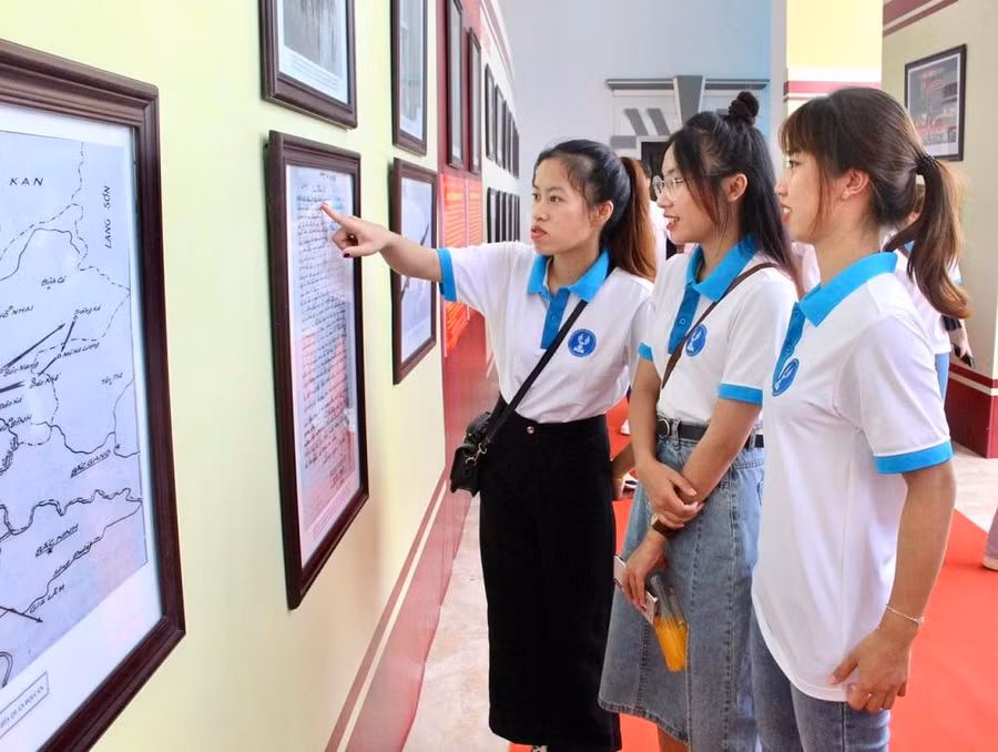 Triển lãm thu hút đông đảo học sinh, sinh viên tham dự