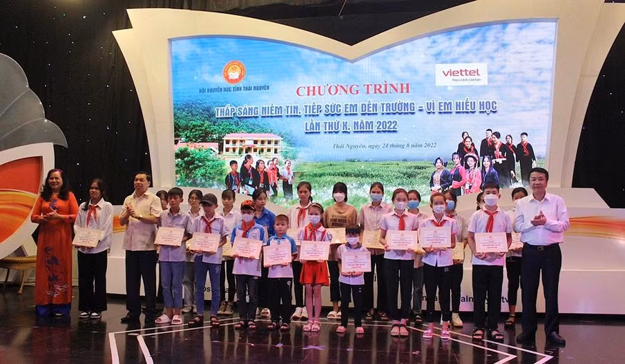 Trao học bổng tiếp sức đến trường cho học sinh có hoàn cảnh khó khăn trên địa bàn tỉnh Thái Nguyên