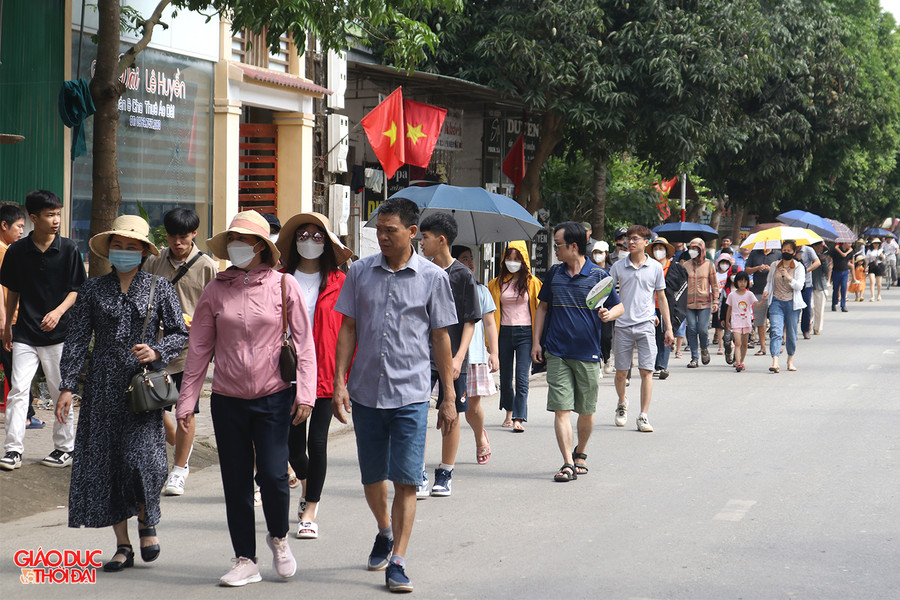 Hàng vạn người đến từ khắp mọi miền đất nước về thăm quê Bác tại làng Sen, xã Kim Liên. Ảnh: Phạm Tâm.