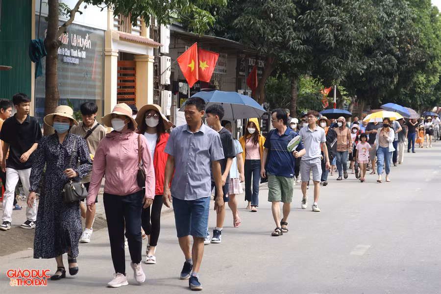 Hàng vạn người đến từ khắp mọi miền đất nước về thăm quê Bác tại làng Sen, xã Kim Liên. Ảnh: Phạm Tâm.