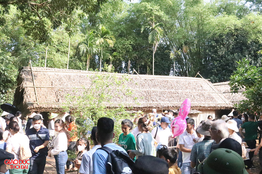 Căn nhà nhỏ 5 gian, lợp mái tranh là nơi lưu giữ rất nhiều kỷ niệm thời niên thiếu của Chủ tịch Hồ Chí Minh. Ảnh: Phạm Tâm.