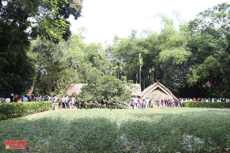 Căn nhà của cụ Phó bảng Nguyễn Sinh Sắc, thân phụ của Chủ tịch Hồ Chí Minh luôn chật kín người đến dâng hoa, thăm quan. Ảnh: Phạm Tâm.