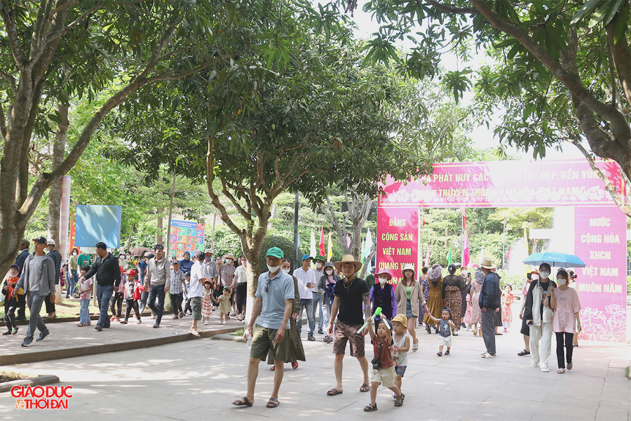 Tham quan Khu di tích Kim Liên, du khách có thể đến thăm nhiều địa điểm như làng Sen, làng Hoàng Trù, đền Chung Sơn, mộ bà Hoàng Thị Loan... Ảnh: Phạm Tâm.