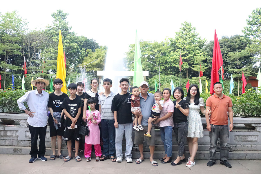 Một gia đình ở TP Vinh chụp ảnh lưu niệm tại Khu di tích lịch sử quốc gia đặc biệt Kim Liên. Ảnh: Phạm Tâm.