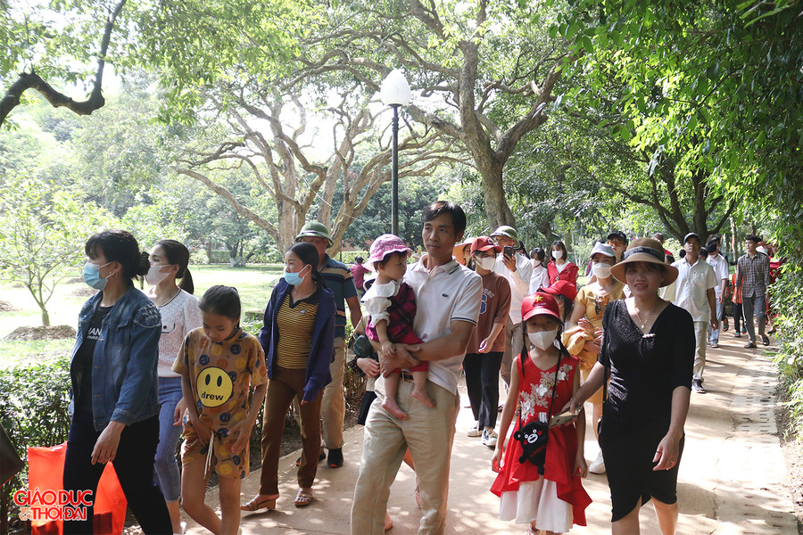 Do thời tiết mát mẻ nên nhiều em nhỏ được bố mẹ dẫn đi thăm quê Bác. Ảnh: Phạm Tâm.