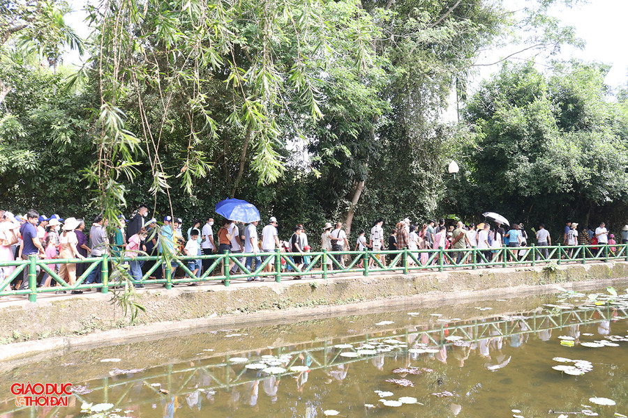 Mỗi ngày có hàng vạn người đến thăm lại mái nhà tranh nơi gắn bó với tuổi thơ Chủ tịch Hồ Chí Minh để dâng hương, tưởng nhớ đến Người. Ảnh: Phạm Tâm.