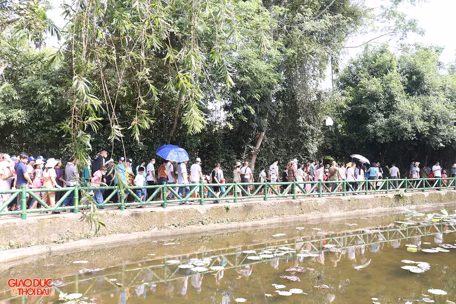Mỗi ngày có hàng vạn người đến thăm lại mái nhà tranh nơi gắn bó với tuổi thơ Chủ tịch Hồ Chí Minh để dâng hương, tưởng nhớ đến Người. Ảnh: Phạm Tâm.