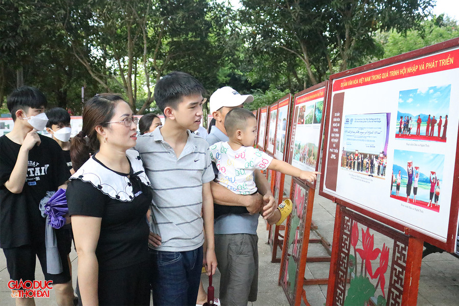 Du khách xem triển lãm ảnh chủ đề &quot;Di sản văn hóa Việt Nam trong quá trình hội nhập và phát triển&quot; tại Khu di tích Kim Liên. Ảnh: Phạm Tâm.