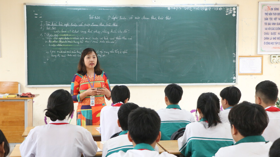 Cô Nguyễn Thị Hải Hằng - Hiệu trưởng Trường THCS Phú Cường trực tiếp đứng lớp ôn luyện cho các em khối 9.