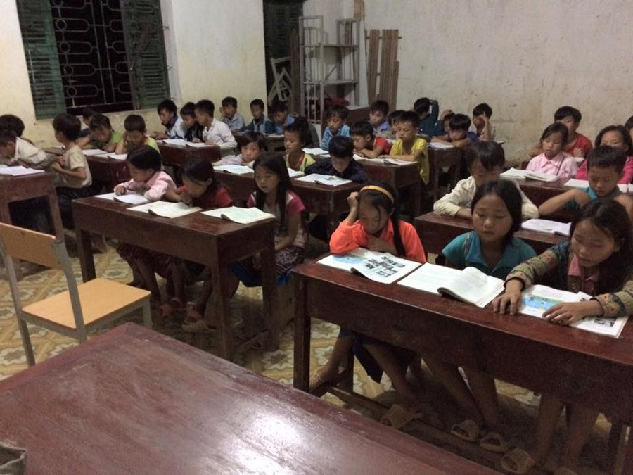 Buổi tối ôn bài dành cho học sinh bán trú tại Trường Tiểu học Hồng Thu (Sìn Hồ, Lai Châu). Buổi tối ôn bài dành cho học sinh bán trú tại Trường Tiểu học Hồng Thu (Sìn Hồ, Lai Châu).