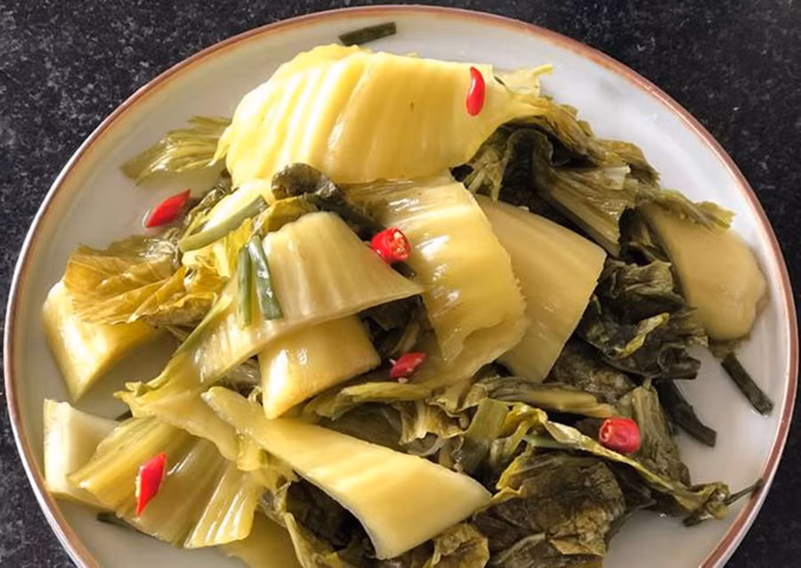 Dưa chua thường được dùng như một món ăn kèm với những món chính để tăng thêm hương vị. (Ảnh: ITN)