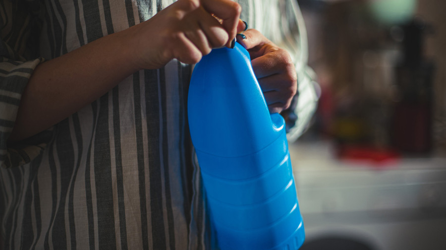 Thành phần cơ bản của chất tẩy rửa có thể gây kích ứng cho mắt, da, mũi và cổ họng. (Ảnh: ITN). Thành phần cơ bản của chất tẩy rửa có thể gây kích ứng cho mắt, da, mũi và cổ họng. (Ảnh: ITN).