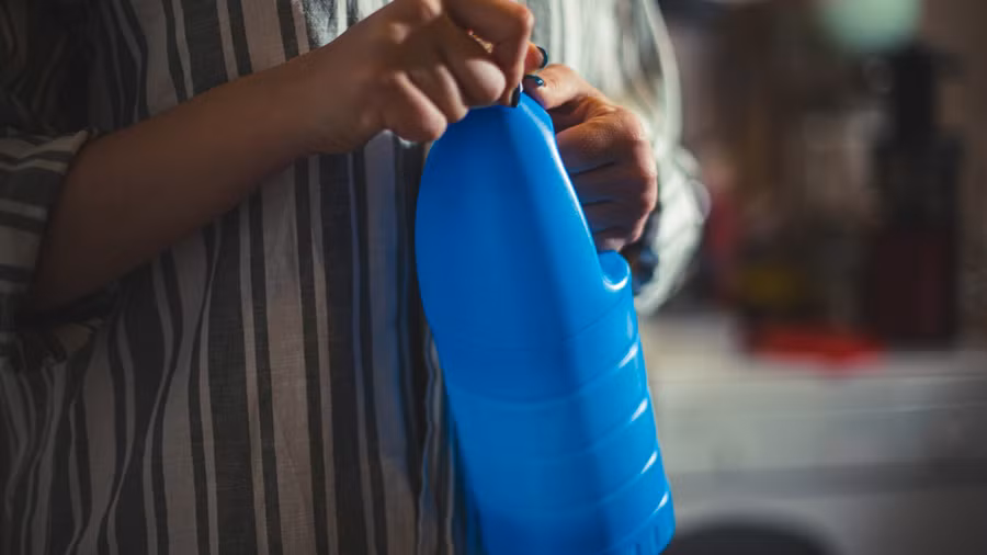 Thành phần cơ bản của chất tẩy rửa có thể gây kích ứng cho mắt, da, mũi và cổ họng. (Ảnh: ITN).