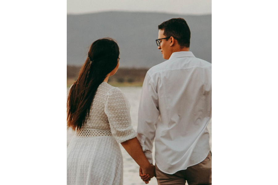 Bạn luôn ở trong tâm trí anh ấy và anh ấy muốn biết chuyện gì đang xảy ra trong cuộc sống của bạn.