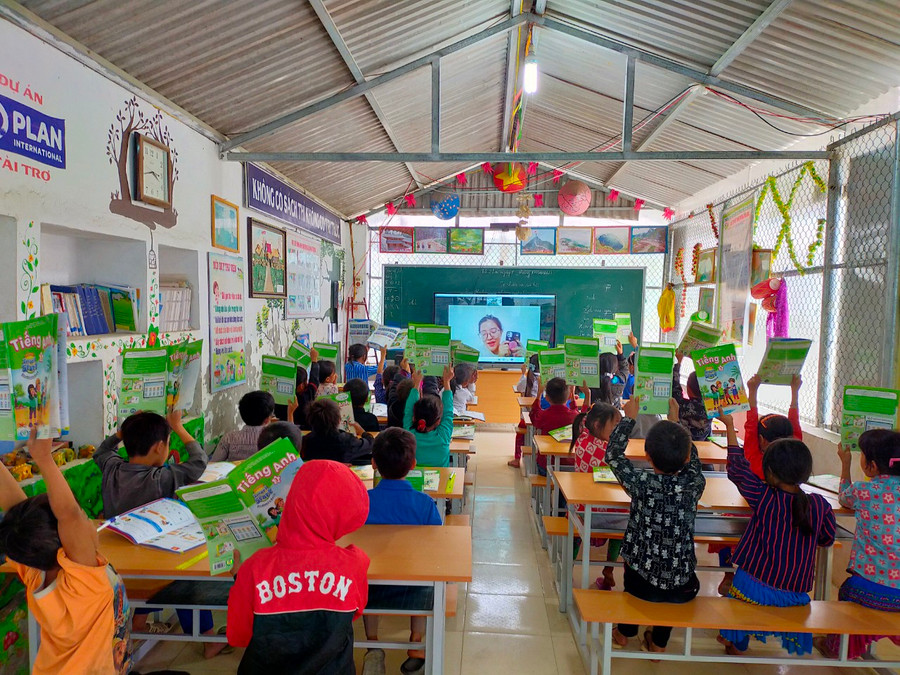 Hình ảnh học tiếng Anh trực tuyến tại lớp học trên địa bàn huyện Mèo Vạc. Hình ảnh học tiếng Anh trực tuyến tại lớp học trên địa bàn huyện Mèo Vạc.