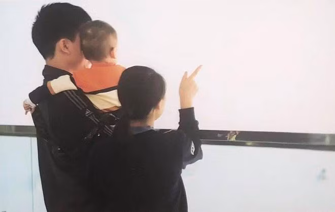 con bi ho, me di kham choang vang phat hien benh "nha giau", moi lan truyen thuoc ton tram trieu - 4