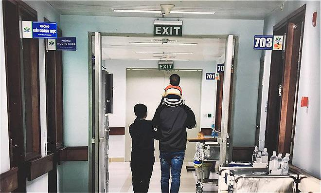 con bi ho, me di kham choang vang phat hien benh &#34;nha giau&#34;, moi lan truyen thuoc ton tram trieu - 2