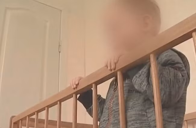 Nỗi ám ảnh kinh hoàng của bé trai 2 tuổi phải sống trong ngôi nhà bốc mùi, ăn khoai tây sống, không được tắm rửa trong nhiều tháng trời - Ảnh 1.