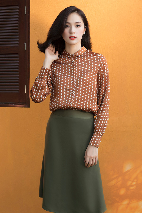 Phong cách dịu dàng của Hạ Vi lại là gợi ý thú vị cho các bạn gái yêu thích trang phục thuộc phong cách cổ điển với áo chấm bi đi cùng chân váy bút chì.