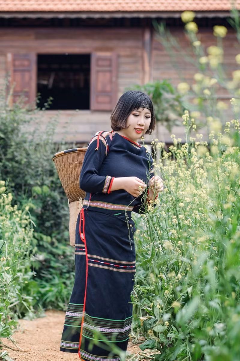 9x khoe vẻ đẹp núi rừng Tây Nguyên qua trang phục truyền thống Ê Đê ảnh 6