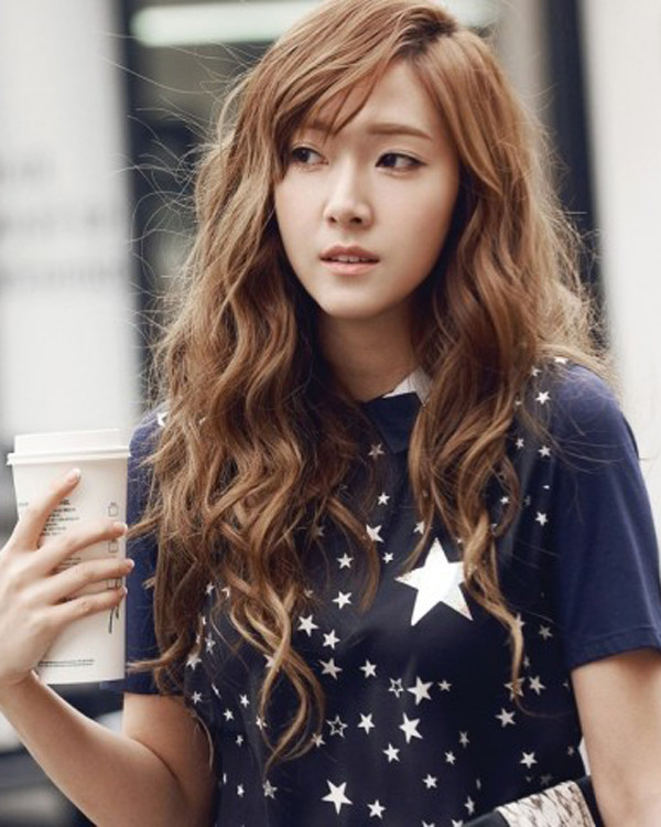 Tóc rẽ ngôi lệch mái ngắn Đây là kiểu tóc lý tưởng cho những nàng trán dô vì giúp che đi được phần nào nhược điểm. Kiểu tóc này đẹp nhất khi bạn để lọn xoăn tự nhiên. Tóc rẽ ngôi lệch mái ngắn