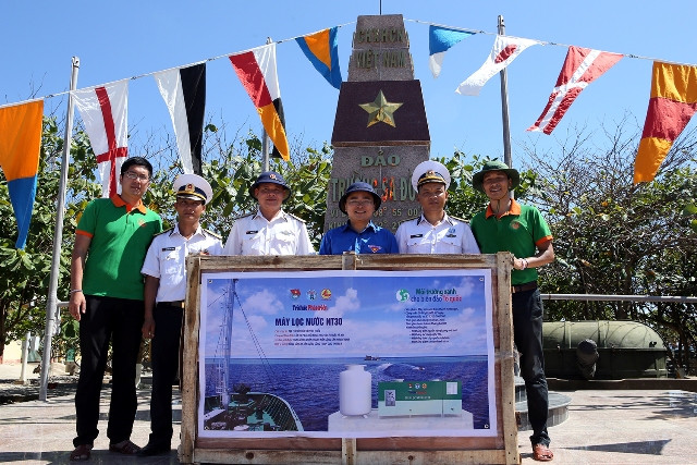 Tặng máy lọc nước cho Trường Sa