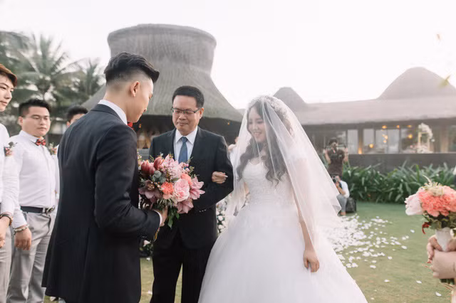 Một năm trước, Jelf đã chính thức ngỏ lời “chung một nhà” với Rebecca. Từ đó, cả hai bắt đầu lên kế hoạch cho hôn lễ độc đáo. Chia sẻ về lý do chọn Việt Nam tổ chức hôn lễ, cô dâu và chú rể cho biết, do bố mẹ sở hữu nhà máy tại Bình Dương, cả hai nhiều lần có dịp sang Việt Nam. “Chúng tôi bị mê hoặc bởi cảnh sắc, vẻ đẹp của Đà Nẵng. Tôi cùng Rebecca quyết định dành nửa triệu USD để tổ chức lễ cưới đặc biệt này”, chú rể Jeff chia sẻ.