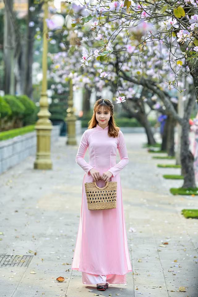 Nữ sinh 9X bên sắc tím hoa ban giữa lòng Thủ đô ảnh 5