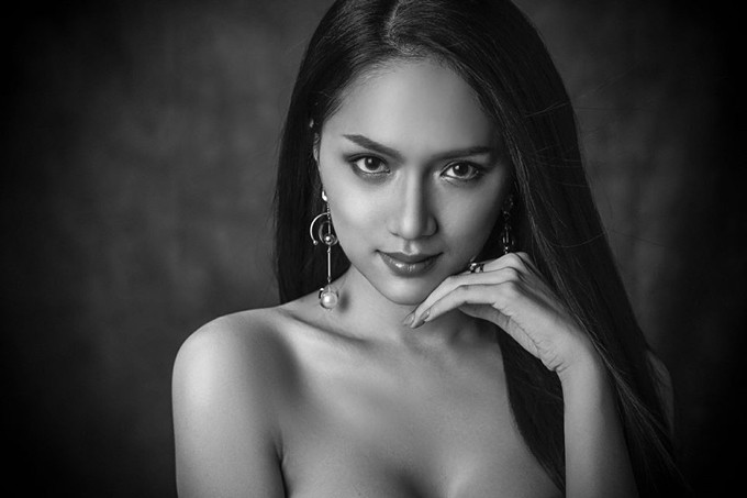 Hương Giang cùng 26 thí sinh Hoa hậu Chuyển giới Quốc tế vừa thực hiện bộ ảnh đen trắng để khoe vẻ đẹp và thần thái gương mặt. Bức hình của đại diện Việt Nam đã nhận được rất nhiều lời khen ngợi của người hâm mộ trong nước và quốc tế. Hương Giang vừa thể hiện được nét gợi cảm vừa toát lên sự dịu dàng, đằm thắm của người con gái Á đông. Hương Giang cùng 26 thí sinh Hoa hậu Chuyển giới Quốc tế vừa thực hiện bộ ảnh đen trắng để khoe vẻ đẹp và thần thái gương mặt. Bức hình của đại diện Việt Nam đã nhận được rất nhiều lời khen ngợi của người hâm mộ trong nước và quốc tế. Hương Giang vừa thể hiện được nét gợi cảm vừa toát lên sự dịu dàng, đằm thắm của người con gái Á đông.