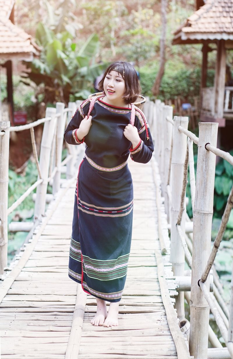 9x khoe vẻ đẹp núi rừng Tây Nguyên qua trang phục truyền thống Ê Đê ảnh 8 9x khoe vẻ đẹp núi rừng Tây Nguyên qua trang phục truyền thống Ê Đê ảnh 8