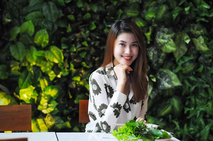 Đối với các bạn gái yêu vẻ đẹp nữ tính và nhẹ nhàng thì có thể lựa chọn áo in hoa giống của Trần Thu Hằng để chưng diện.