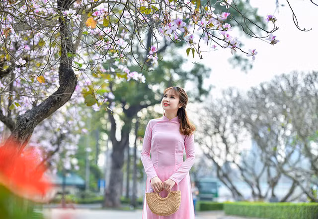 Nữ sinh 9X bên sắc tím hoa ban giữa lòng Thủ đô