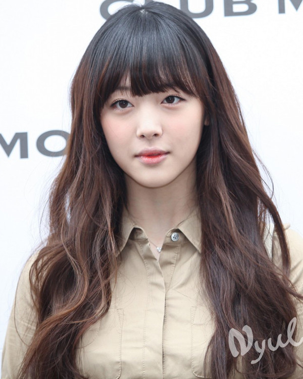 Tóc mái bằng Nàng có khuôn mặt dài nên chọn kiểu tóc mái bằng để giúp dung nhan trông cân đối hơn. Đây cũng là kiểu tóc giúp "ăn gian" tuổi tối đa. Tóc mái bằng