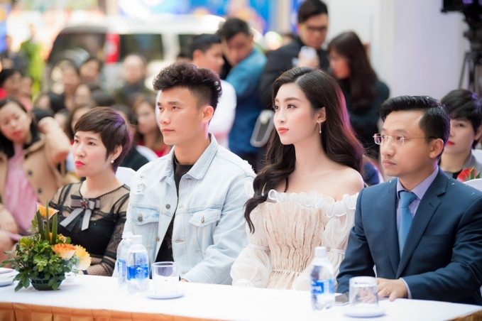 Hoa hậu Đỗ Mỹ Linh trò chuyện vui vẻ cùng thủ môn Bùi Tiến Dũng lại gây "bão mạng" ảnh 4 Hoa hậu Đỗ Mỹ Linh trò chuyện vui vẻ cùng thủ môn Bùi Tiến Dũng lại gây "bão mạng" ảnh 4