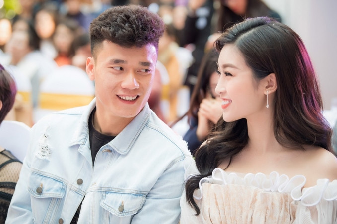 Hoa hậu Đỗ Mỹ Linh trò chuyện vui vẻ cùng thủ môn Bùi Tiến Dũng lại gây "bão mạng" ảnh 6 Hoa hậu Đỗ Mỹ Linh trò chuyện vui vẻ cùng thủ môn Bùi Tiến Dũng lại gây "bão mạng" ảnh 6