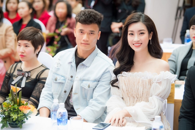 Hoa hậu Đỗ Mỹ Linh trò chuyện vui vẻ cùng thủ môn Bùi Tiến Dũng lại gây "bão mạng" ảnh 1 Hoa hậu Đỗ Mỹ Linh trò chuyện vui vẻ cùng thủ môn Bùi Tiến Dũng lại gây "bão mạng" ảnh 1