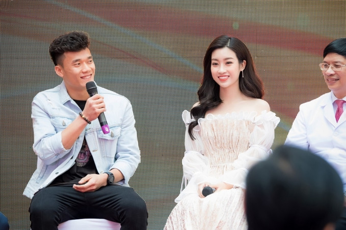 Hoa hậu Đỗ Mỹ Linh trò chuyện vui vẻ cùng thủ môn Bùi Tiến Dũng lại gây "bão mạng" ảnh 7 Hoa hậu Đỗ Mỹ Linh trò chuyện vui vẻ cùng thủ môn Bùi Tiến Dũng lại gây "bão mạng" ảnh 7