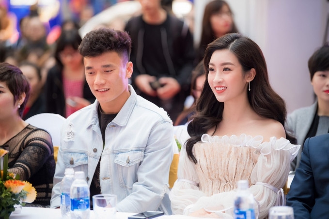 Hoa hậu Đỗ Mỹ Linh trò chuyện vui vẻ cùng thủ môn Bùi Tiến Dũng lại gây "bão mạng" ảnh 5 Hoa hậu Đỗ Mỹ Linh trò chuyện vui vẻ cùng thủ môn Bùi Tiến Dũng lại gây "bão mạng" ảnh 5