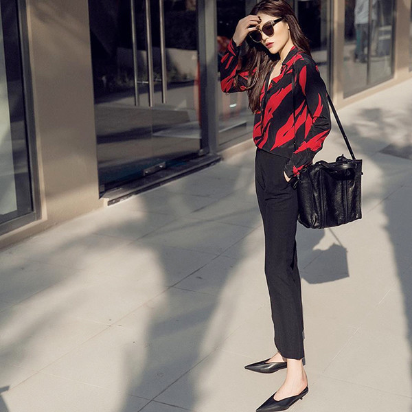 Tương đồng về cách sử dụng màu sắc cho set đồ dạo phố, hoa hậu Kỳ Duyên lại chọn quần âu ống côn để kết hợp cùng sơ mi sắc màu nổi bật.